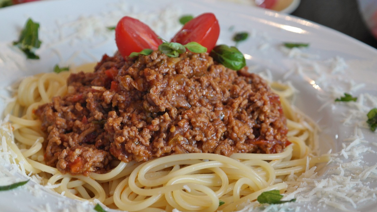 A plate of spaghetti with meat sauce.